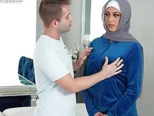 Curvy Muslim in her Hijab get seduced by a neighbour - Sunporno